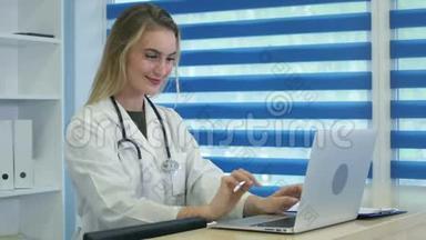 微笑的护士在笔记本电脑上打字，在前台做笔记
